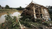 Sebuah gubuk ambruk diterjang banjir.