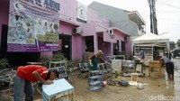 Para pegawai AKBID Bunda Auni membersihkan kursi dan meja yang sempat terendam banjir, Senin (26/10/2020).
