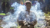 Namun ada sejumlah pantangan yang harus ditaati dalam prosesi ritual itu diantaranya wanita dalam masa menstruasi dan anak-anak tidak diperbolehkan hadir karena dianggap pamali. Kue atau panganan yang disiapkan tidak boleh dicicipi sebelum ritual selesai. Selain itu semua warga dilarang masuk ke hutan setelah ritual diadakan hingga tujuh hari ke depan.  