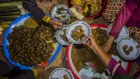 Doa-doa pun mulai dipanjatkan hingga prosesi ritual yang berlangsung sekitar satu jam itu berakhir. Kue atau penganan pun akhirnya boleh dibagi-bagikan ke warga yang hadir untuk turut mencicipi.