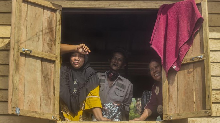 Warga adat menyiapkan sajian untuk ritual Seserahan Hutan di Desa Pa'au, Kecamatan Aranio, Kabupaten Banjar, Kalimantan Selatan.