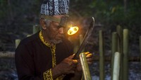 Desa yang dihuni 570 jiwa dari 174 kepala keluarga itu termasuk desa terpencil yang bisa diakses dari Kota Banjarmasin melalui jalur darat sekitar 61 km hingga di Pelabuhan Tiwingan dan sekitar dua jam perjalanan dengan menyusuri waduk Riam Kanan.  