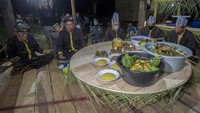Di dalam Balai Adat, Ketua lembaga adat Desa Paau, Halidi, dan Tokoh adat Desa Paau, Karnadi, bersama tiga tokoh lainnya duduk bersanding mengitari meja bundar yang di atasnya telah tersaji 41 kue dan panganan dari hasil hutan itu.   