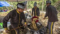Menjelang malam bulan purnama, warga setempat mengadakan berbagai persiapan terutama menyiapkan beragam kue berbahan olahan hasil hutan.   