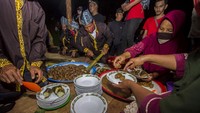 Ketika malam tiba dan bulan purnama mulai bersinar saat itu sebagai pertanda dimulainya prosesi ritual sehingga warga mulai memadati Balai Adat di Objek Wisata Batu Balian desa Paau, untuk menyaksikan secara langsung ritual adat mereka.  