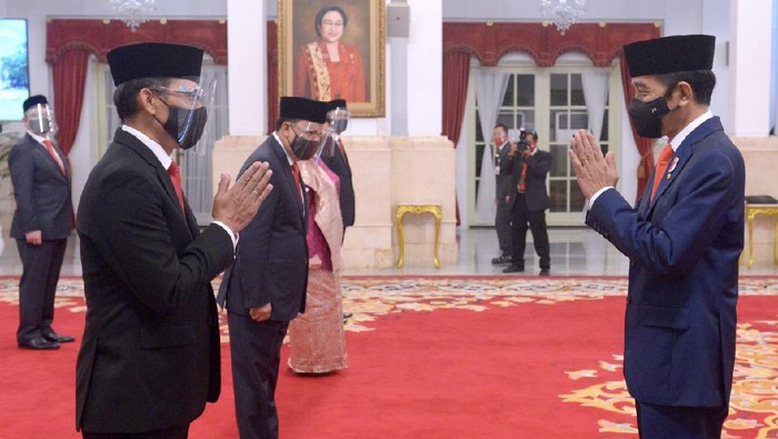 Presiden Joko Widodo pada Senin, 26 Oktober 2020, melantik para duta besar luar biasa dan berkuasa penuh (dubes LBBP) untuk sejumlah negara sahabat. Sebanyak 12 duta besar LBBP menjalani prosesi pelantikan di Istana Negara, Jakarta.