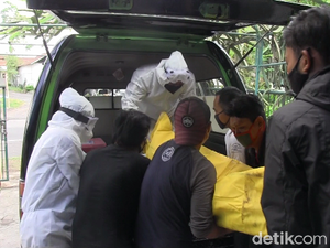 Pria di Lumajang Tewas dalam Kamar Kos, Mayatnya Dievakuasi Petugas Ber-APD