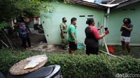 Sebanyak 18 orang di kampung Gabudan RT 1 RW 9 dikarantina mandiri karena salah satu dari mereka yang merupakan karyawan Mandala Finance terpapar virus Corona dan menjadi klaster kantor di kota Solo.