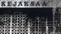 Pekerja tengah melakukan perbaikan Gedung Kejagung, Jakarta.