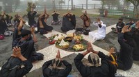 Sebelum melakukan ritual, warga melakukan kirab dari gerbang objek wisata Ketep Pass menuju pelataran Gardu Pandang Panca Arga. Setelah sampai mereka duduk bersila melingkar.