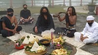 Kemudian, sesepuh warga penghayat Pahoman Sejati Ki Reksojiwo dengan duduk bersila menghadap ke Gunung Merapi. Ia memimpin doa dengan membaca mantra-mantra menggunakan Bahasa Jawa krama.