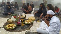 Di hadapan itu, ada sesaji yang dibawa berupa tumpeng nasi jagung, ingkung, bunga, dupa dan sesaji lainnya. Bahkan, membawa sapu lidi yang dibalik dengan ditusuki berbagai rempah-rempah untuk menetralisir virus.