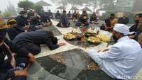Ketua PS Budi Aji saat ditemui di lokasi di Ketep Pass, Kabupaten Magelang, Senin (26/10/2020) mengatakan, dibalik erupsi ternyata ada rezeki yang berarti ahan pertanian menjadi subur, kemudian pertambangan pasir menjadi lahan kehidupan masyarakat di sekitar sungai maupun hulu-hulu dari Gunung Merapi.