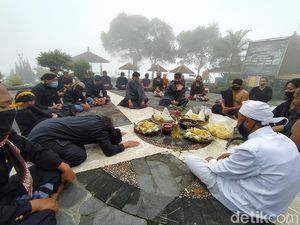 Suasana Ritual Peringatan 10 tahun Erupsi Merapi