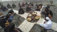 Setelah sejati selesai, dilanjutkan makan tumpeng dan nasi jagung bersama-sama. Hal ini sebagai wujud syukur kepada Tuhan Yang Maha Esa.
