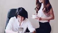 Dibalik pria yang ingin mengejar impiannya, ada wanita yang selalu mendukung dan mendorongnya untuk semangat dan maju terus. Pastikan anda selalu baik dengan pasangan anda : ), tulis Kevin di keterangan foto. Sweet banget ya mereka! Foto: Instagram kevinaprilio