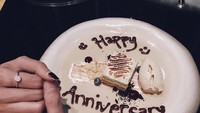 Kevin dan Vicy merayakan hari jadi mereka dengan cara spesial. Pada tahun 2017, mereka dinner dengan ditemani dessert Happy Anniversary yang cantik. Foto: Instagram kevinaprilio