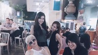 Tak melulu berdua, sering kali Kevin dan Vicy nongkrong juga bersama teman-temannya. Foto: Instagram kevinaprilio