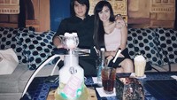 Pasangan yang terpaut usia 1 tahun ini sedang asyik nongkrong di kafe. Mereka ditemani ragam minuman segar. Foto: Instagram kevinaprilio