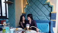 Pernikahan Kevin dan Vicy kemarin begitu istimewa karena mendapat ucapan dari presiden Joko Widodo (Jokowi). Pasangan romantis ini mendapat doa terbaik dari Jokowi. Foto: Instagram kevinaprilio