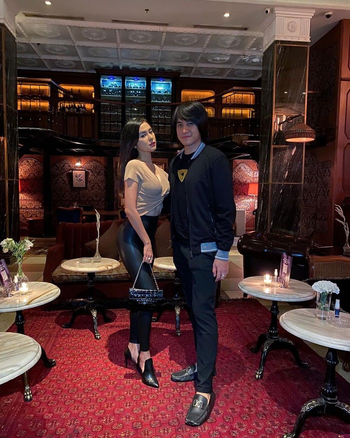 Romantisnya Kevin Aprilio dan Vicy Melanie Saat Kulineran Bareng Romantisnya Kevin Aprilio dan Vicy Melanie Saat Kulineran Bareng