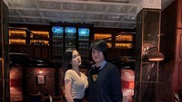 Makan malam di era new normal, Kevin dan Vicy kompak pakai outfit hitam. Mereka tengah menghadiri acara ulang tahun temannya. Foto: Instagram kevinaprilio