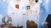 Momen bahagia Kevin dan Vicy hanya dihadiri orang terdekat sebab pernikahan mereka berlangsung di tengah pandemi Covid-19. Kevin memberi mahar uang tunai unik sejumlah Rp 251.020. Foto: Instagram kevinaprilio