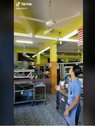 Bikin Ngakak! Atraksi Roti Canai Ini Berakhir Nyangkut di Kipas Angin dan Pohon