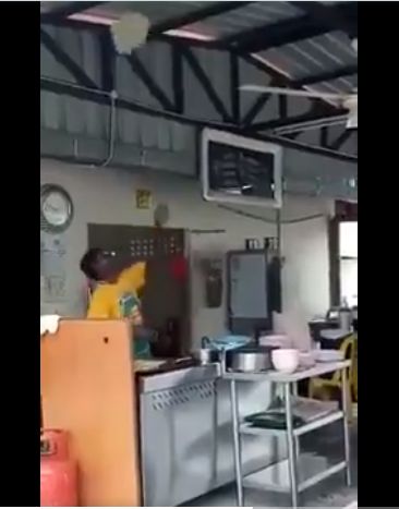 Bikin Ngakak! Atraksi Roti Canai Ini Berakhir Nyangkut di Kipas Angin dan Pohon