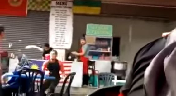Bikin Ngakak! Atraksi Roti Canai Ini Berakhir Nyangkut di Kipas Angin dan Pohon