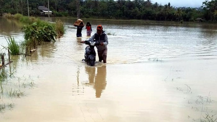Rumah dan sawah di Sukabumi terendam luapan sungai Cipanje