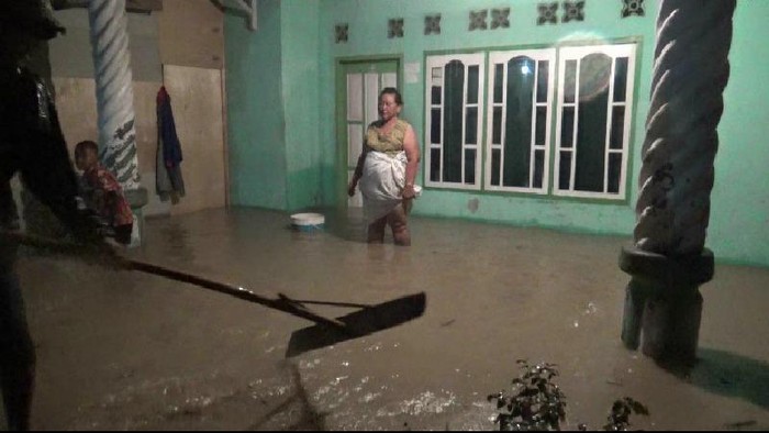 Rumah warga di Desa Jayagiri Kecamatan Sindangabarang Kabupaten Cianjur terendam banjir akibat luapan sungai