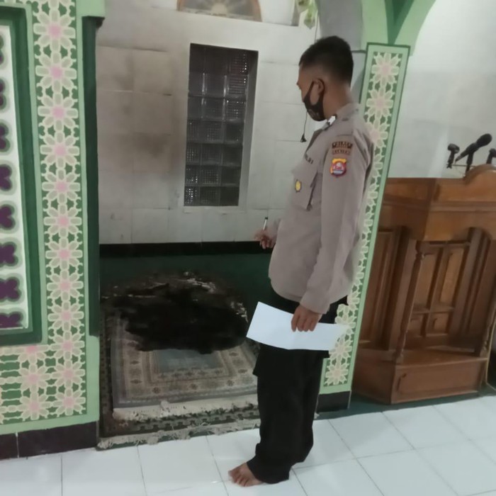 Sajadah di tempat imam biasa memimpin salat di Masjid Jami AL Falah, Kecamatan Petir, Kabupaten Serang dibakar pada sekira pukul 00.15 WIB. Setelah diidentifikasi polisi dan warga, pelaku pembakaran merupakan orang dengan gangguan jiwa (ODGJ).