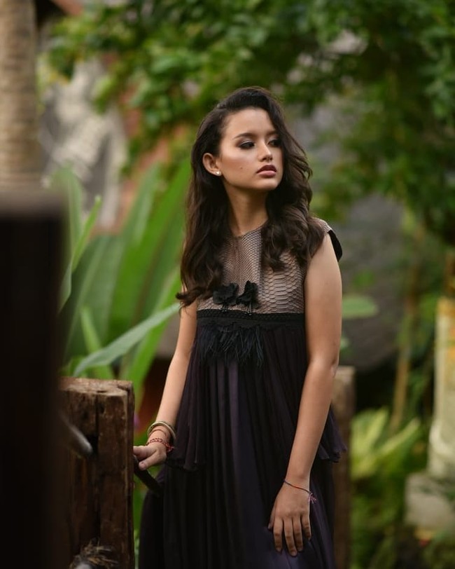 Remaja berusia 18 tahun ini tinggal di Ubud, Bali, bersama keluarganya. Seperti dikutip dari detikhot, ia diketahui baru pertama kali pacaran. Hal itu diungkapkan oleh ayah Azriel, Anang Hermansyah. Foto: instagram