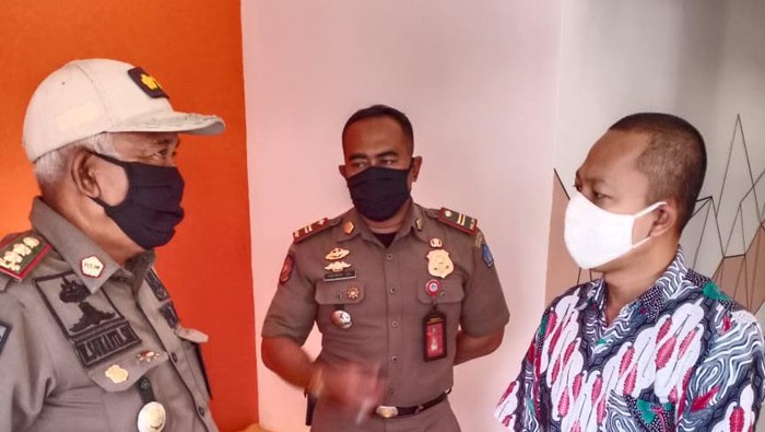 Satpol PP Badung Bali mendatangi mal yang menjadi lokasi acara klub motor tanpa protokol kesehatan