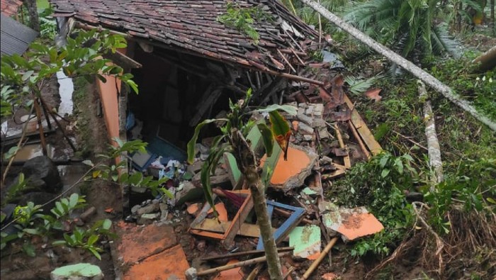 Sejumlah rumah dan musala di Sukabumi rusak terkena longsor