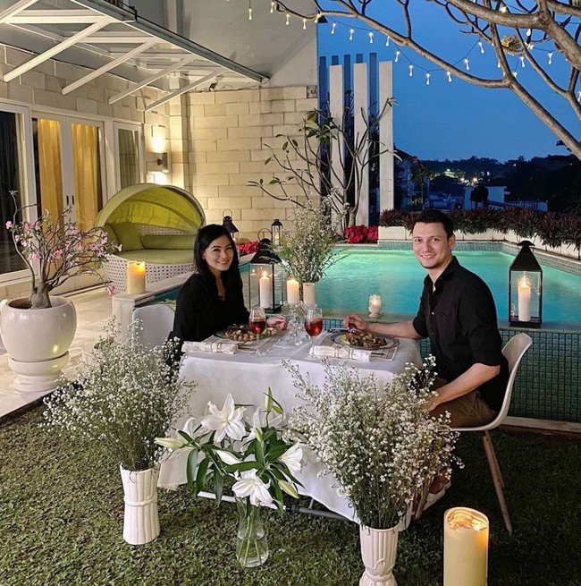 Kamu mungkin tidak akan menyangka bahwa Christian Sugiono awalnya merupakan fans berat Titi Kamal. Hal itu disampaikan oleh Christian di salah satu vlog Youtubenya. Setelah berpacaran lebih dari 10 tahun keduanya lalu memutuskan untuk menikah. Foto: Instagram/@titi_kamall