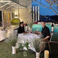 Kamu mungkin tidak akan menyangka bahwa Christian Sugiono awalnya merupakan fans berat Titi Kamal. Hal itu disampaikan oleh Christian di salah satu vlog Youtubenya. Setelah berpacaran lebih dari 10 tahun keduanya lalu memutuskan untuk menikah. Foto: Instagram/@titi_kamall