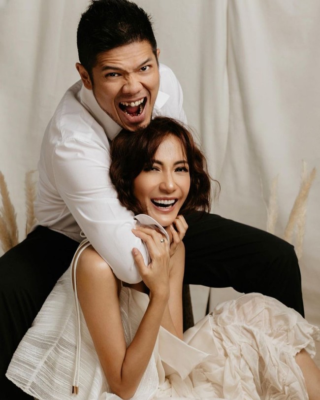 Musisi Ibrahim Imran atau yang lebih dikenal dengan nama Baim juga memilih untuk menikahi fansnya. Siapa sangka bahwa istrinya, Artika Sari Devi yang merupakan Puteri Indonesia 2004 telah lama mengidolakan sosok Baim. Foto: Instagram/@artikasaridevi