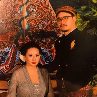 Claudia Adinda adalah seorang fashion designer yang telah lama diidolakan oleh Derby Romero. Derby mengagumi Claudia karena karya serta penampilannya yang unik. Foto: Instagram/@derbyromero