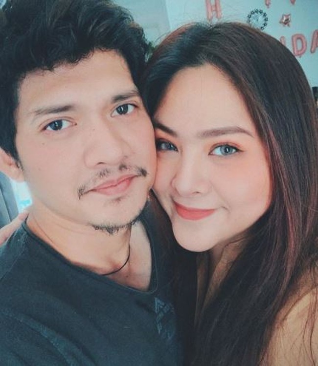 Siapa sangka jika Audy Item adalah fans dari suaminya sendiri, Iko Uwais. Keduanya lalu berkenalan dan menjalin hubungan asmara. Pada 25 Juni 2012 Audy dan Iko kemudian memutuskan untuk menikah. Foto: Instagram/@audyitem