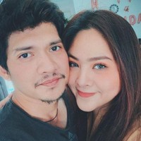 Siapa sangka jika Audy Item adalah fans dari suaminya sendiri, Iko Uwais. Keduanya lalu berkenalan dan menjalin hubungan asmara. Pada 25 Juni 2012 Audy dan Iko kemudian memutuskan untuk menikah. Foto: Instagram/@audyitem