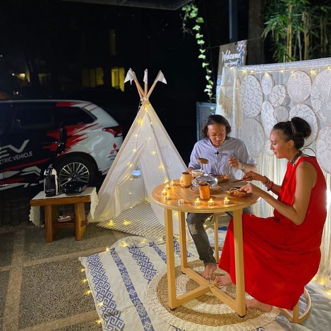 Nadine Chandrawinata telah menikah dengan Dimas Anggara pada 5 Mei 2018. Ternyata Dimas sendiri mengaku telah lama mengidolakan Puteri Indonesia 2005 itu. Akhirnya Dimas pun memutuskan untuk mendekati Nadine dan menikahinya. Foto: Instagram/@nadinelist