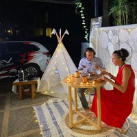 Nadine Chandrawinata telah menikah dengan Dimas Anggara pada 5 Mei 2018. Ternyata Dimas sendiri mengaku telah lama mengidolakan Puteri Indonesia 2005 itu. Akhirnya Dimas pun memutuskan untuk mendekati Nadine dan menikahinya. Foto: Instagram/@nadinelist