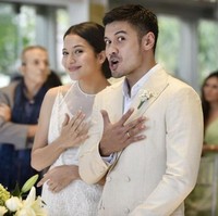 Putri Marino adalah salah satu artis Indonesia yang beruntung dan bisa menikahi idolanya. Sebelum namanya banyak dikenal di dunia hiburan tanah air, Putri Marino ternyata merupakan fans berat Chicco Jerikho. Foto: Instagram/@juandus