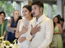 7 Foto Artis Indonesia yang Menikah dengan Idolanya, Beruntung Banget!