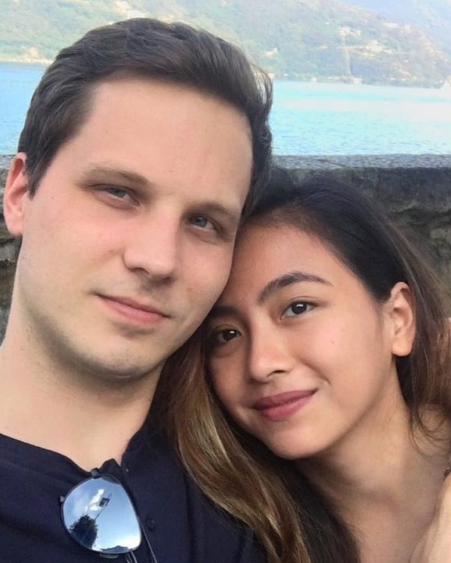 Nadia Vega adalah salah satu artis Indonesia beruntung yang bisa menikahi idolanya. Diakui Nadia bahwa awalnya hubungannya dengan sang suami, Sultan Yaar Jorik Dozy hanyalah sebatas penggemar dan idola. Jorik sendiri adalah seorang animator film Transformers, The Avengers, serta Star Wars: The Force Awakens. Foto: Instagram/thenadiavega