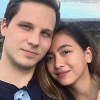 Nadia Vega adalah salah satu artis Indonesia beruntung yang bisa menikahi idolanya. Diakui Nadia bahwa awalnya hubungannya dengan sang suami, Sultan Yaar Jorik Dozy hanyalah sebatas penggemar dan idola. Jorik sendiri adalah seorang animator film Transformers, The Avengers, serta Star Wars: The Force Awakens. Foto: Instagram/thenadiavega