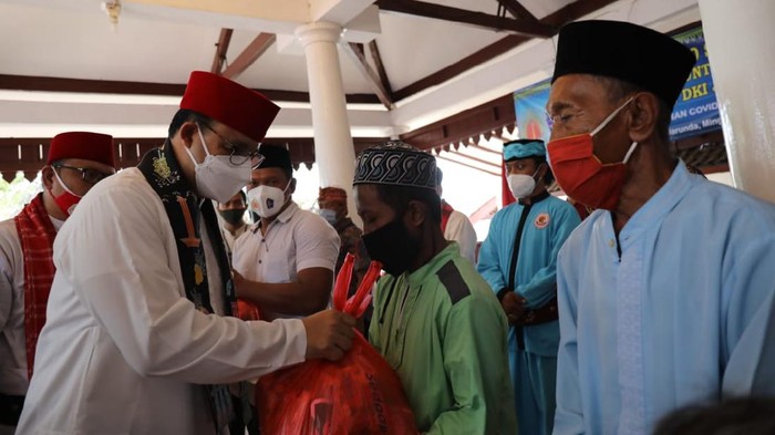 Gubernur DKI Jakarta Anies Baswedan membagikan 3.000 paket sembako untuk warga pesisir Pantai Marunda.