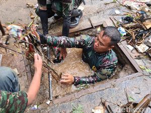 Aksi Heroik Serka Erik Nyemplung ke Gorong-gorong untuk Bersihkan Sampah